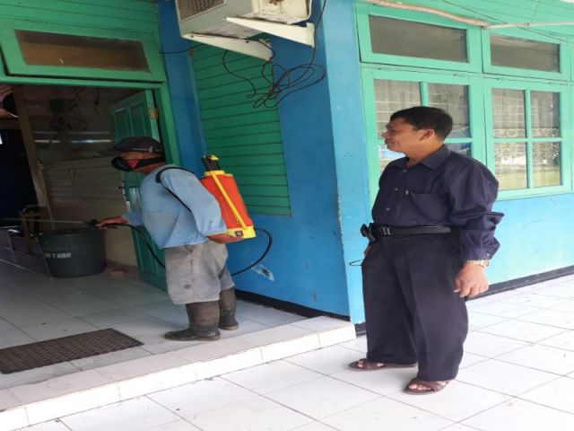 Bersih bersih lingkungan dan upaya pencegahab Covid dengan penyemprotan Disinfektan