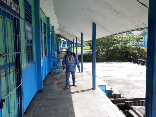 Bersih bersih lingkungan dan upaya pencegahab Covid dengan penyemprotan Disinfektan